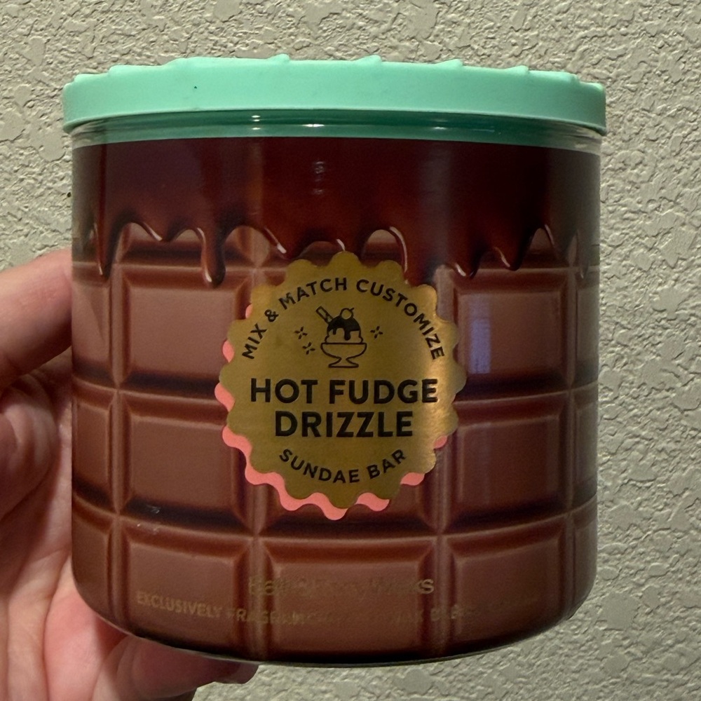Bath & Body Works Hot Fudge Drizzle 3-Wick Candle - Brown and Mint